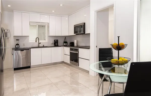 $6,500 | 2555 Northeast 202nd Street, Miami, FL 33180