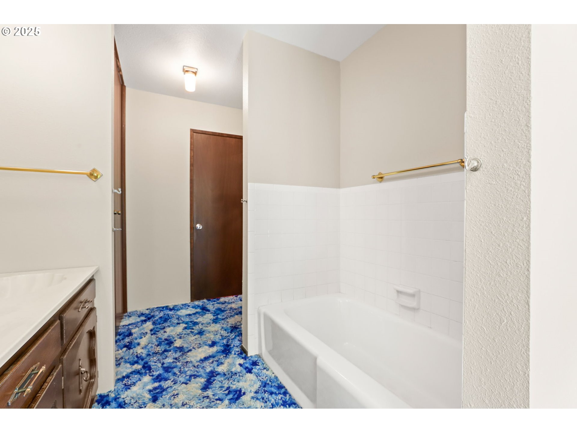 17501 Southeast Fosberg Road Boring, OR 97009 - Photo 15 of 48 a bathroom with a bathtub and a sink