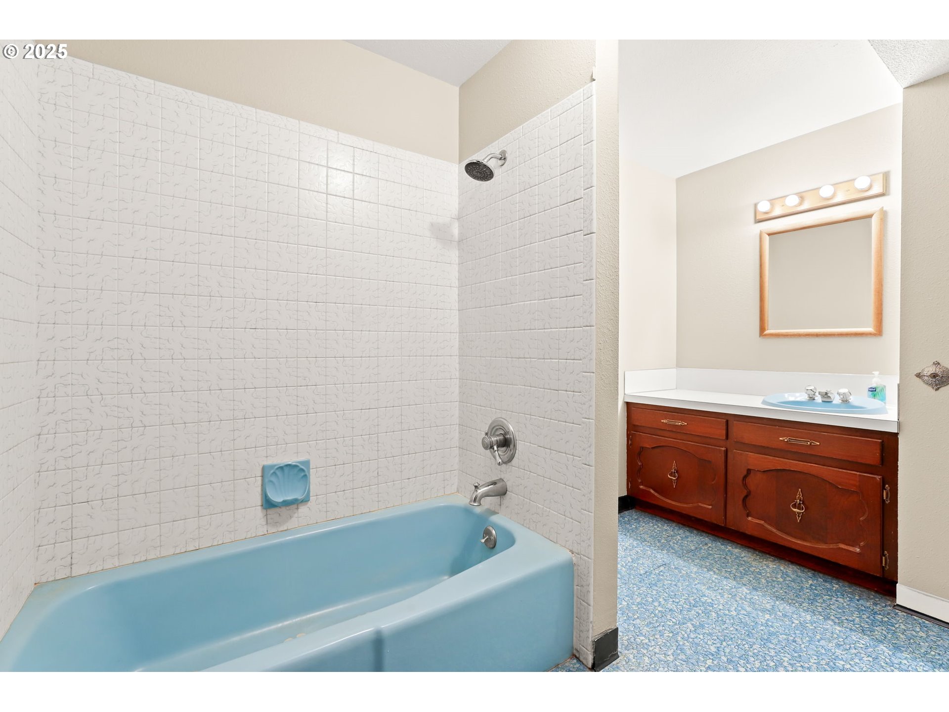 17501 Southeast Fosberg Road Boring, OR 97009 - Photo 23 of 48 a bathroom with a tub a sink and mirror