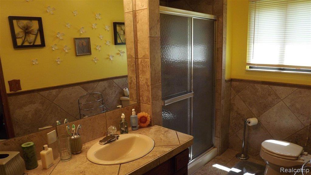 702 Baker Street Rochester, MI 48307 - Photo 7 of 11 Master Bathroom