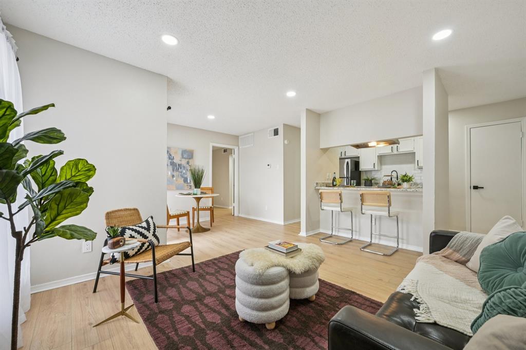 18333 Roehampton Drive, Unit 128 Dallas, TX 75252 - Photo 17 of 40 a living room with furniture and a potted plant