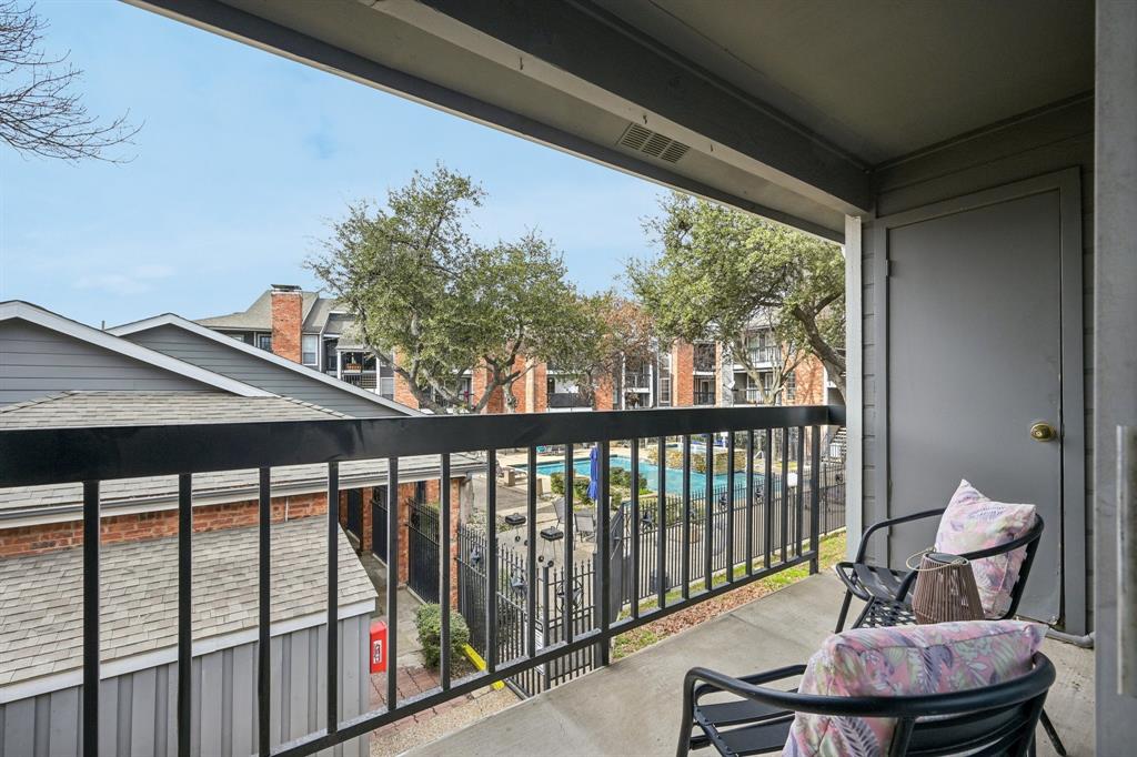 18333 Roehampton Drive, Unit 128 Dallas, TX 75252 - Photo 29 of 40 a balcony with chairs