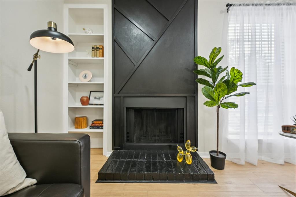 18333 Roehampton Drive, Unit 128 Dallas, TX 75252 - Photo 3 of 40 a living room with furniture and a potted plant