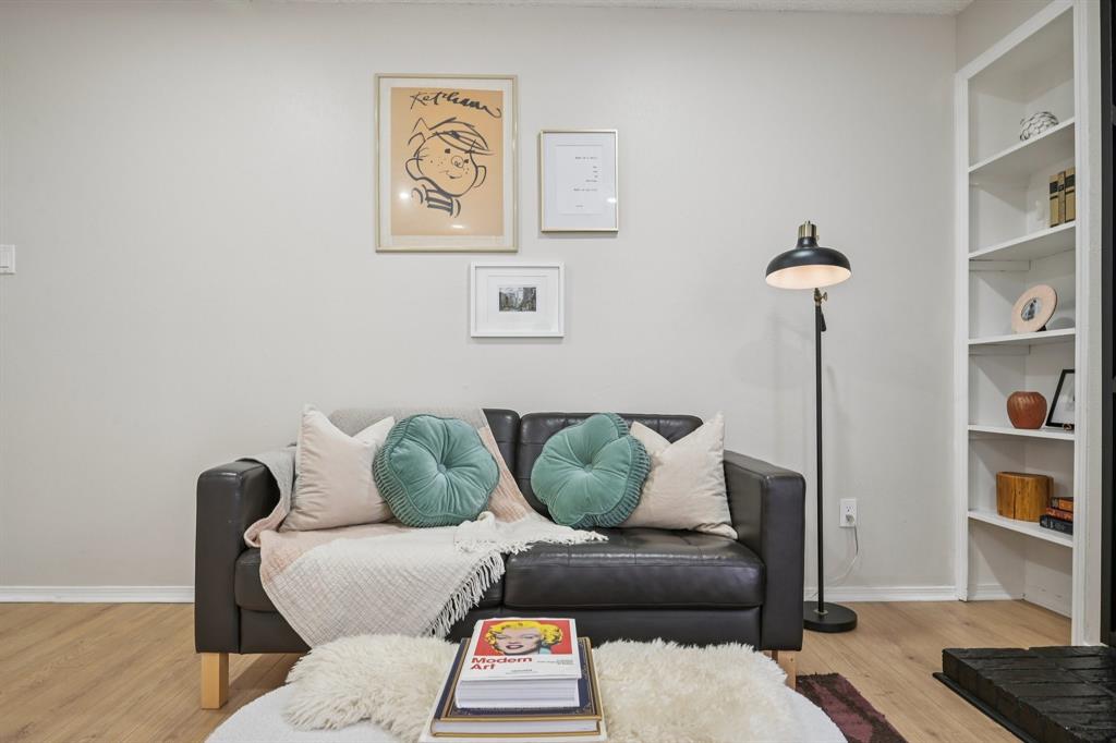 18333 Roehampton Drive, Unit 128 Dallas, TX 75252 - Photo 4 of 40 a living room with furniture and a couch