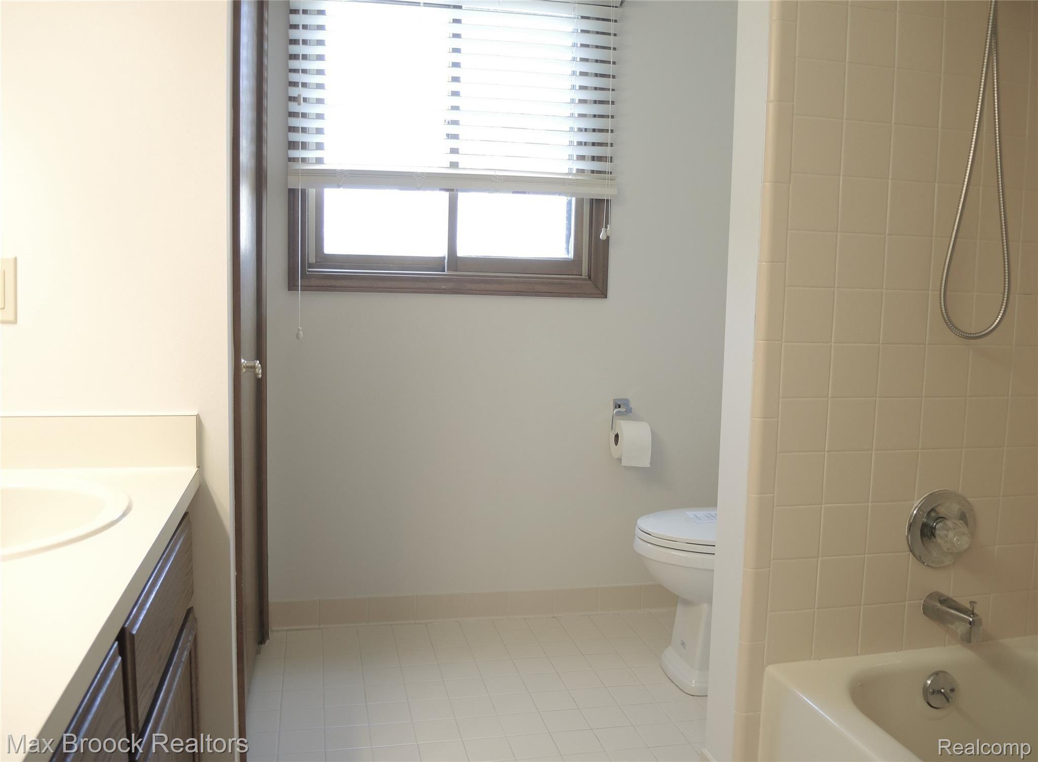 1240 Bembridge Drive Rochester, MI 48307 - Photo 26 of 48 PHOTO #2 OF 2ND FLOOR FULL BATH