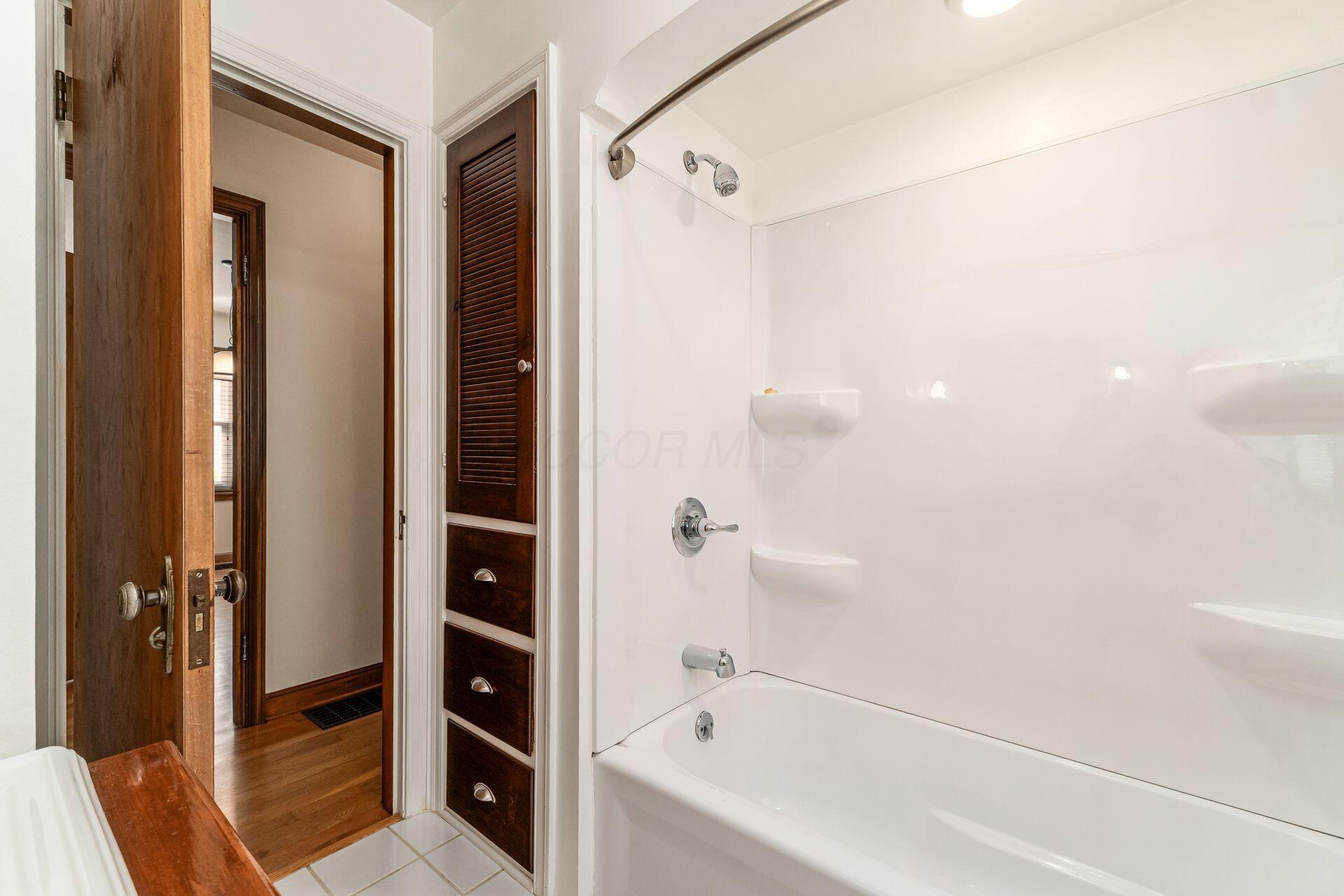 696 Vernon Road Columbus, OH 43209 - Photo 22 of 46 Full Bathroom