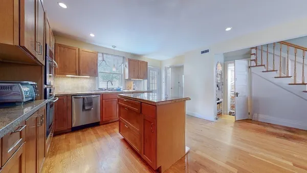 $6,000 | 2 Ward Court, Boston, MA 02127