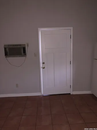 $550 | 104 South Meerscheidt Street, Unit 1, Dilley, TX 78017