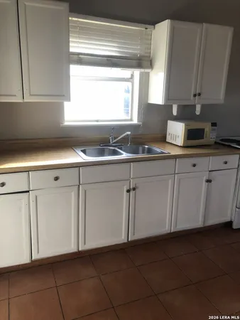 $550 | 104 South Meerscheidt Street, Unit 1, Dilley, TX 78017