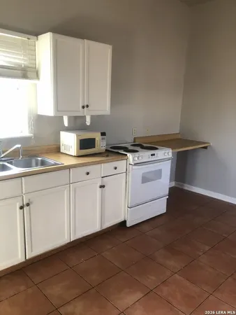 $550 | 104 South Meerscheidt Street, Unit 1, Dilley, TX 78017