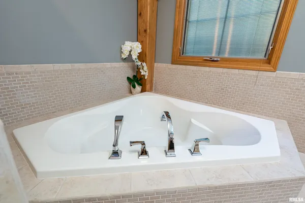 $555,000 | 1165 Lake Shore Drive North, Goreville, IL 62939