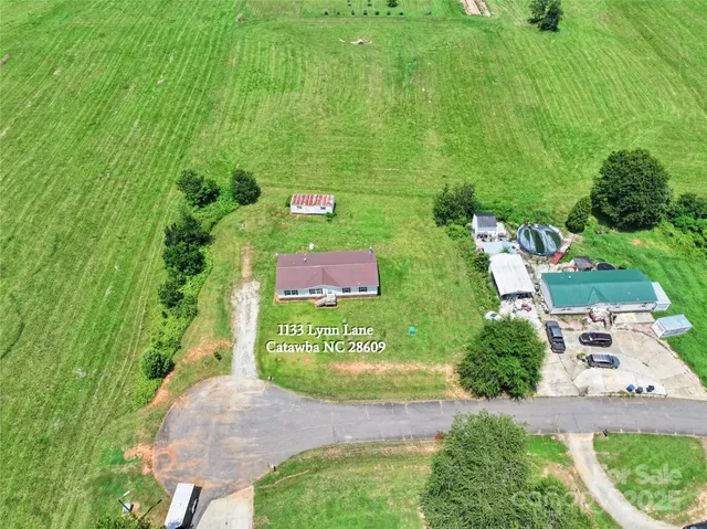 a sign of golf club on a wall