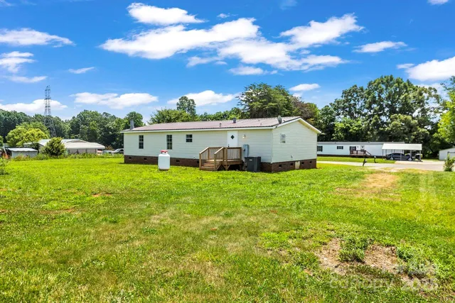 a view of a house with a big yard