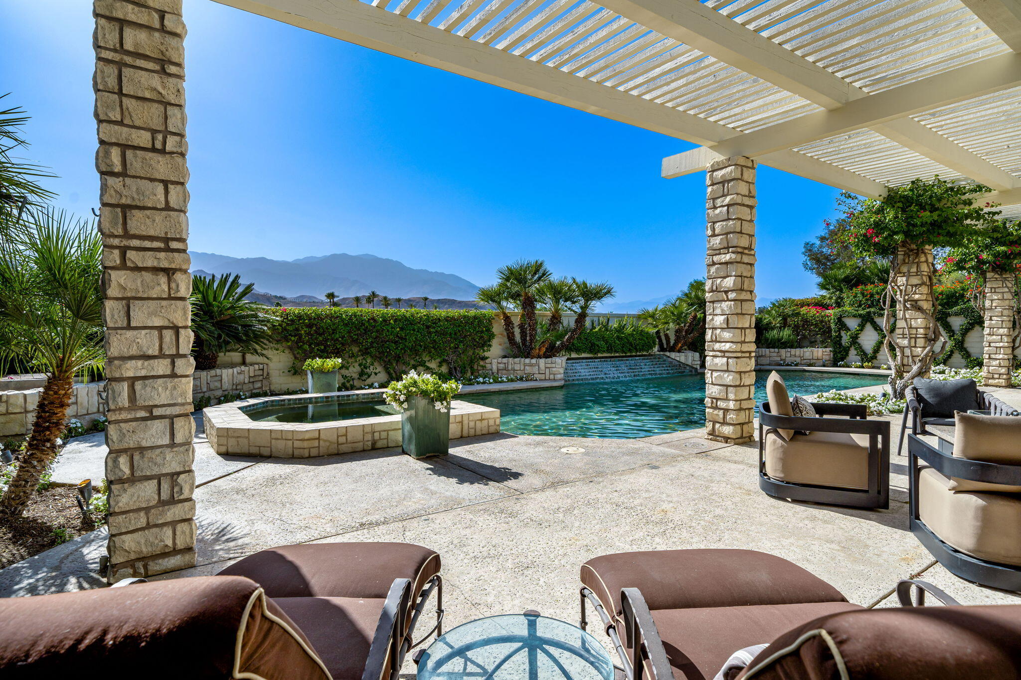 74 Mayfair Drive Rancho Mirage, CA 92270 - Photo 14 of 64 Expansive patio