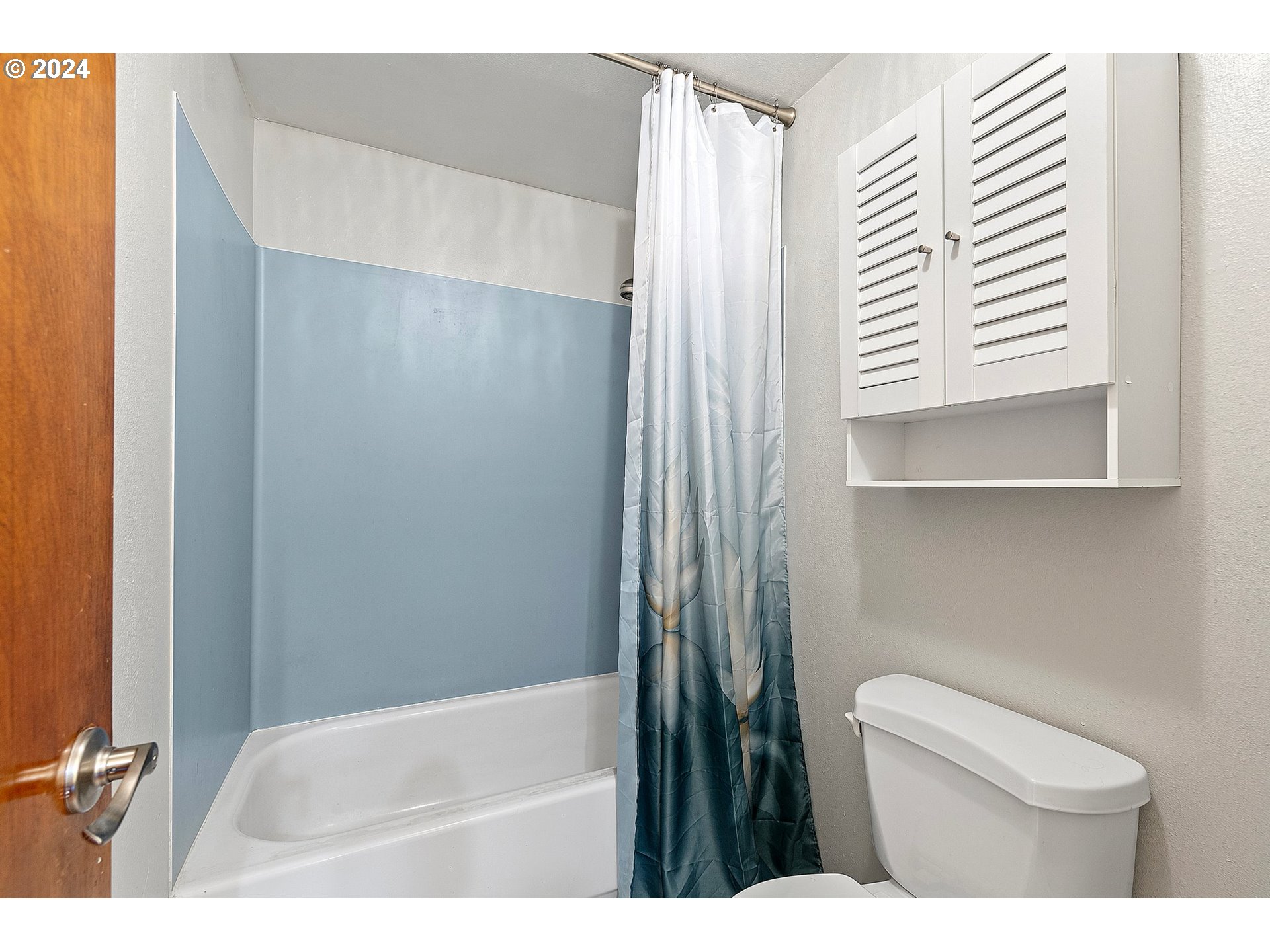 1073 56th Place Springfield, OR 97478 - Photo 21 of 27 a bathroom with a bathtub a toilet and a sink