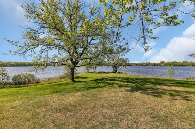 $579,000 | 19663 County Road 9 Northeast, New London, MN 56273