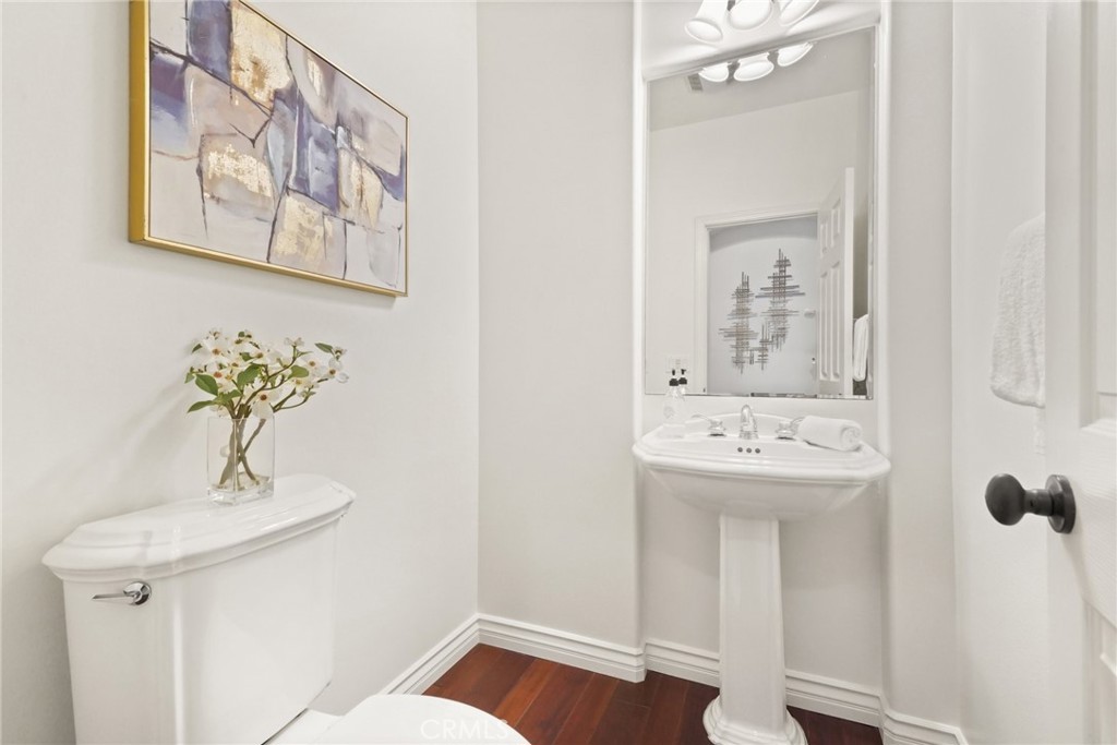 996 Blackbourne Point Oak Park, CA 91377 - Photo 28 of 75 a bathroom with a sink and a mirror