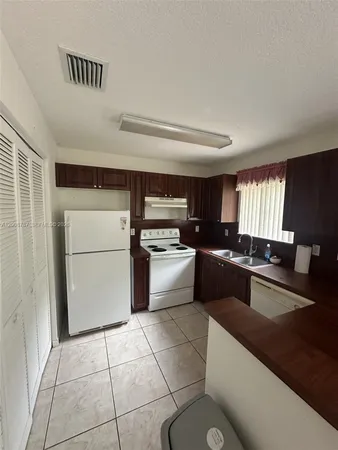 $399,999 | 7125 Northwest 173rd Drive, Unit 2401, Hialeah, FL 33015