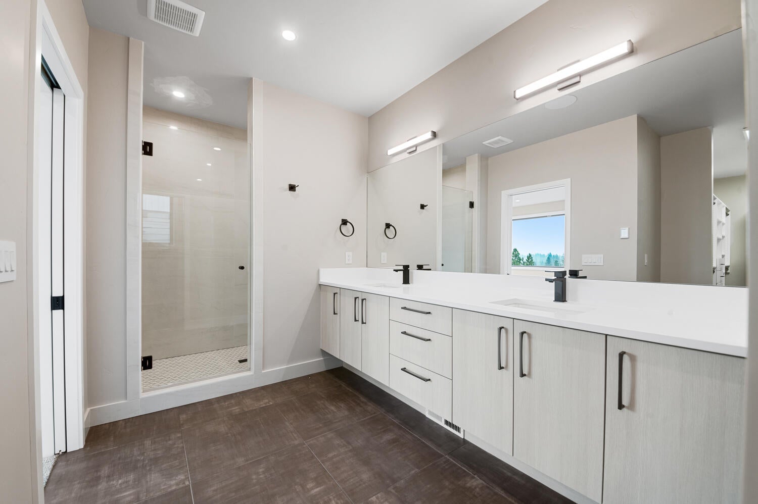 19143 Gateway Loop Bend, OR 97702 - Photo 17 of 32 Primary bathroom