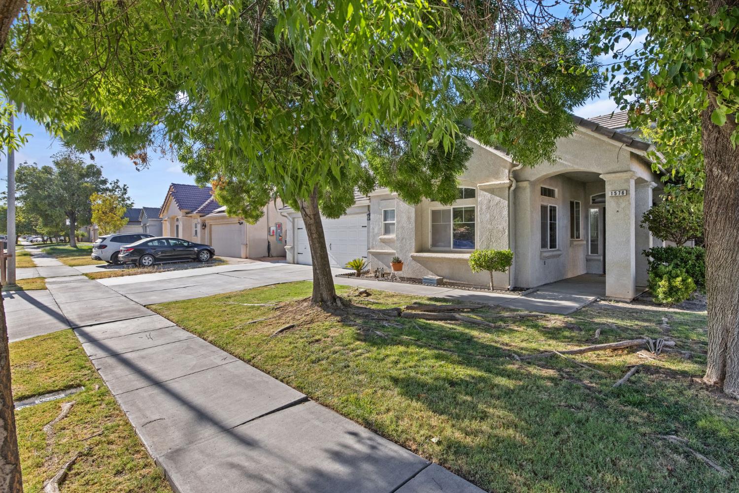 1576 Castle Way Lemoore, CA 93245 - Photo 3 of 38