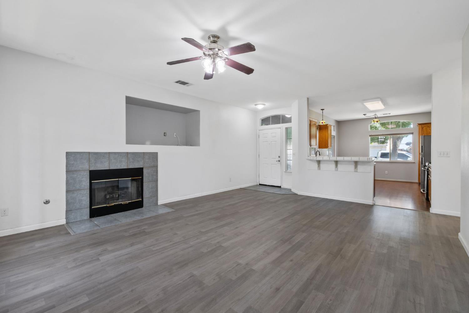 1576 Castle Way Lemoore, CA 93245 - Photo 8 of 38