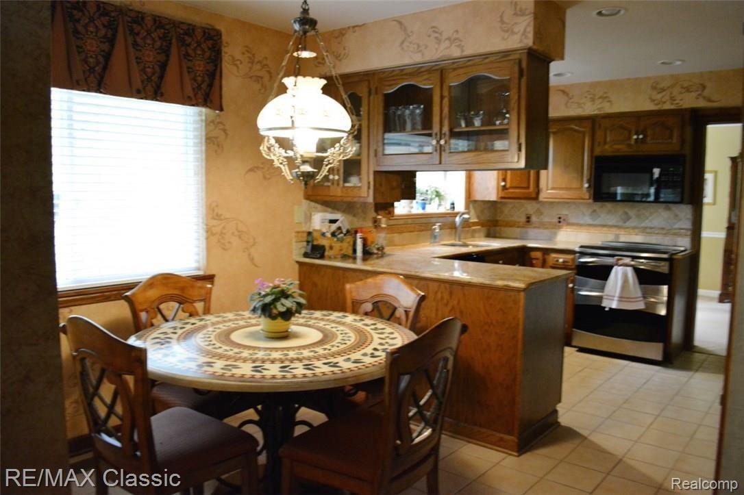 22258 Taft Road Northville, MI 48167 - Photo 12 of 22 Breakfast Area .jpg