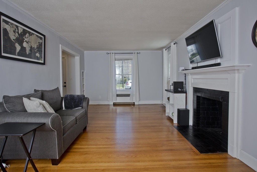 46 Bangor Street Springfield, MA 01118 - Photo 3 of 20