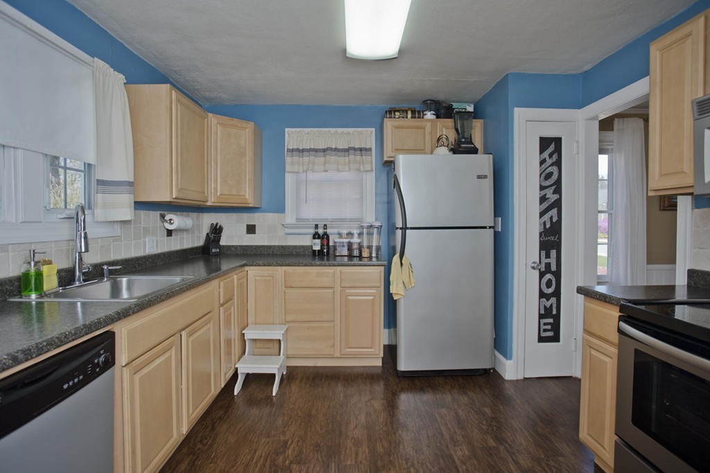 46 Bangor Street Springfield, MA 01118 - Photo 8 of 20