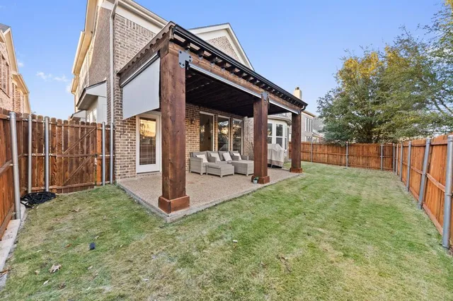 a view of a house with backyard and porch