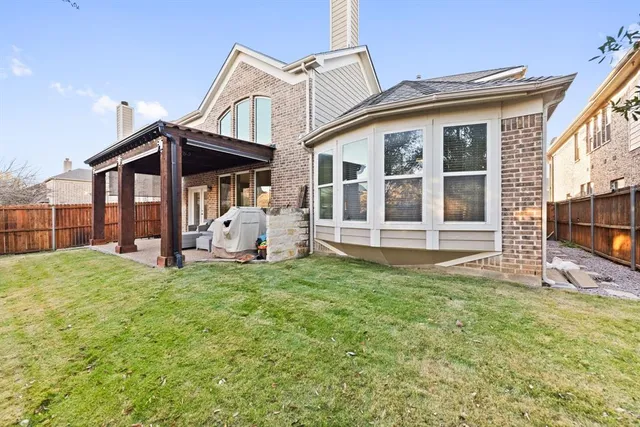a view of a house with backyard and porch
