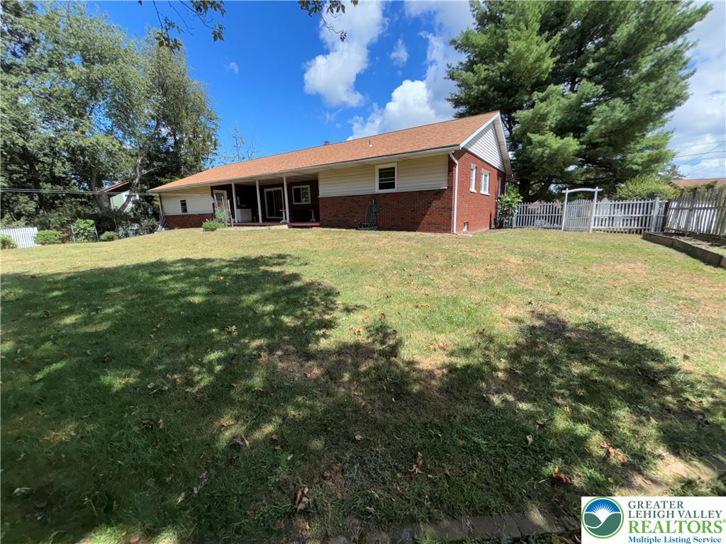 2215 Sutton Drive Stroudsburg, PA 18360 - Photo 2 of 16 Gallery Image 2