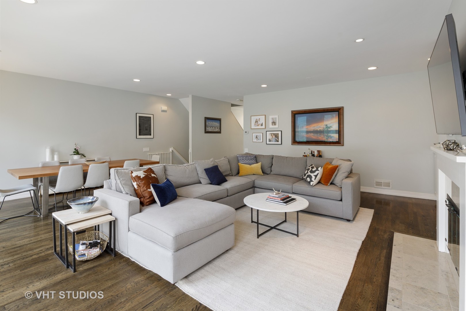 2673 North Greenview Avenue, Unit F Chicago, IL 60614 - Photo 2 of 23 a living room with furniture