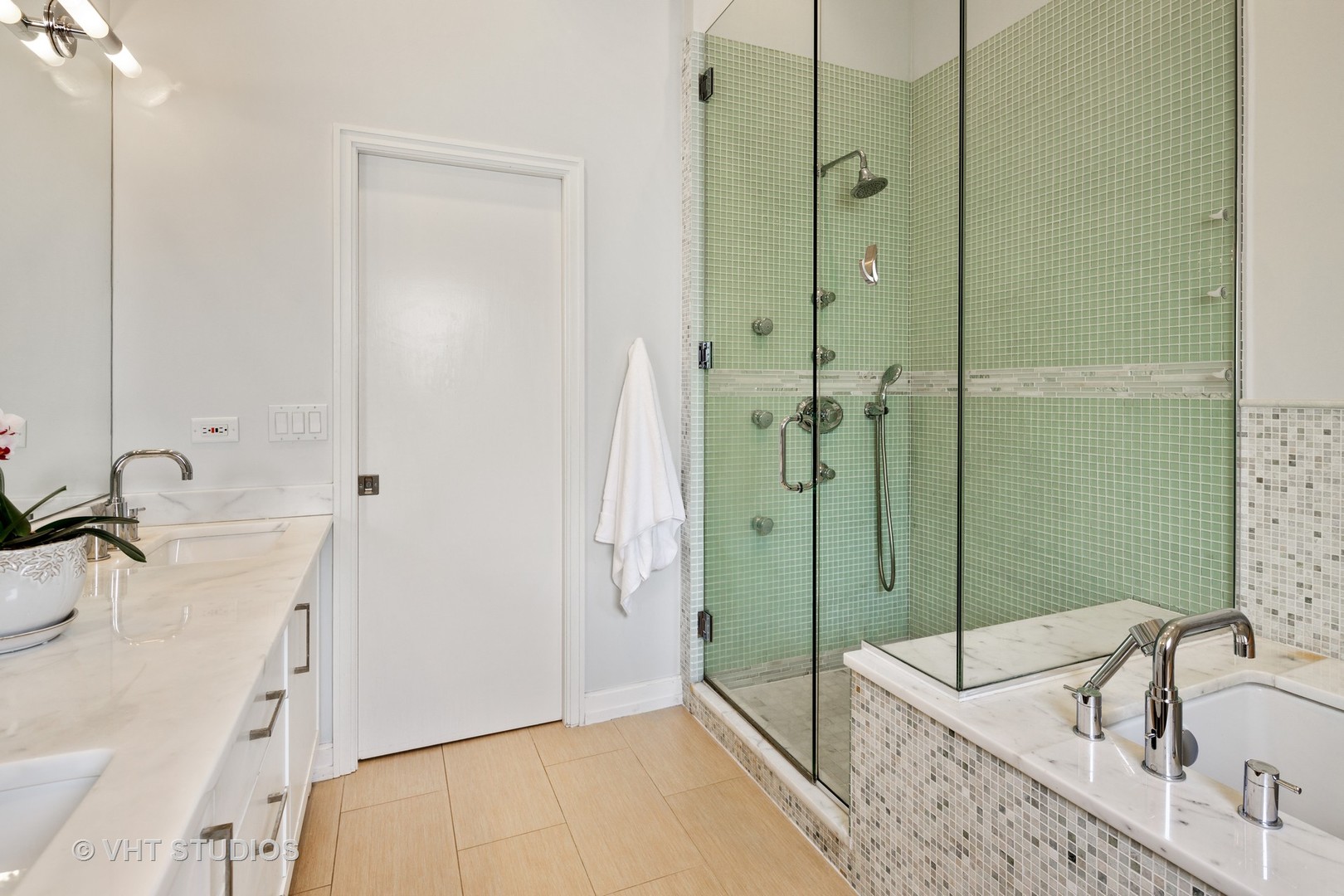 2673 North Greenview Avenue, Unit F Chicago, IL 60614 - Photo 13 of 23 a bathroom with a tub sink and mirror