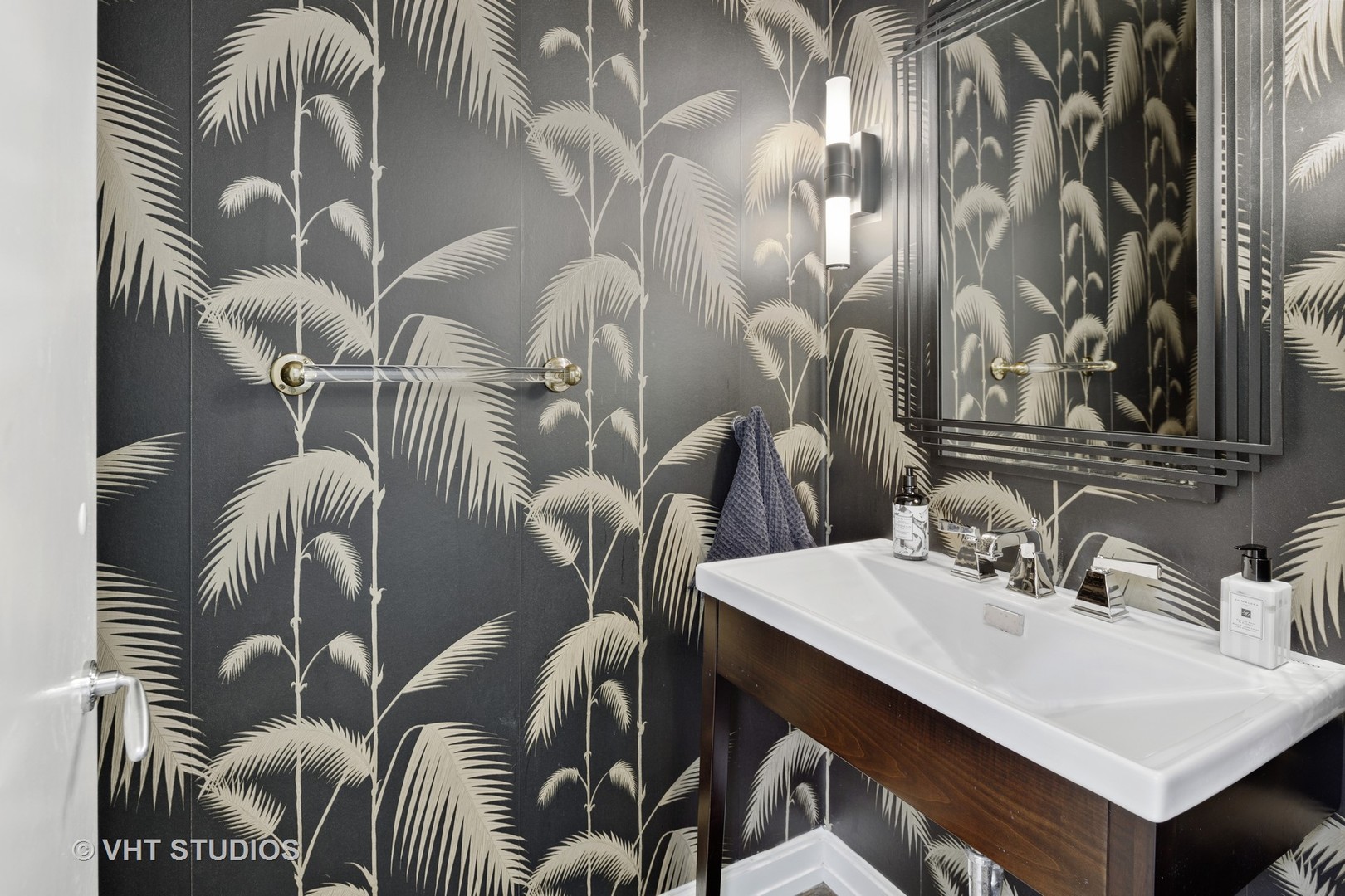 2673 North Greenview Avenue, Unit F Chicago, IL 60614 - Photo 19 of 23 a bathroom with a mirror and a sink