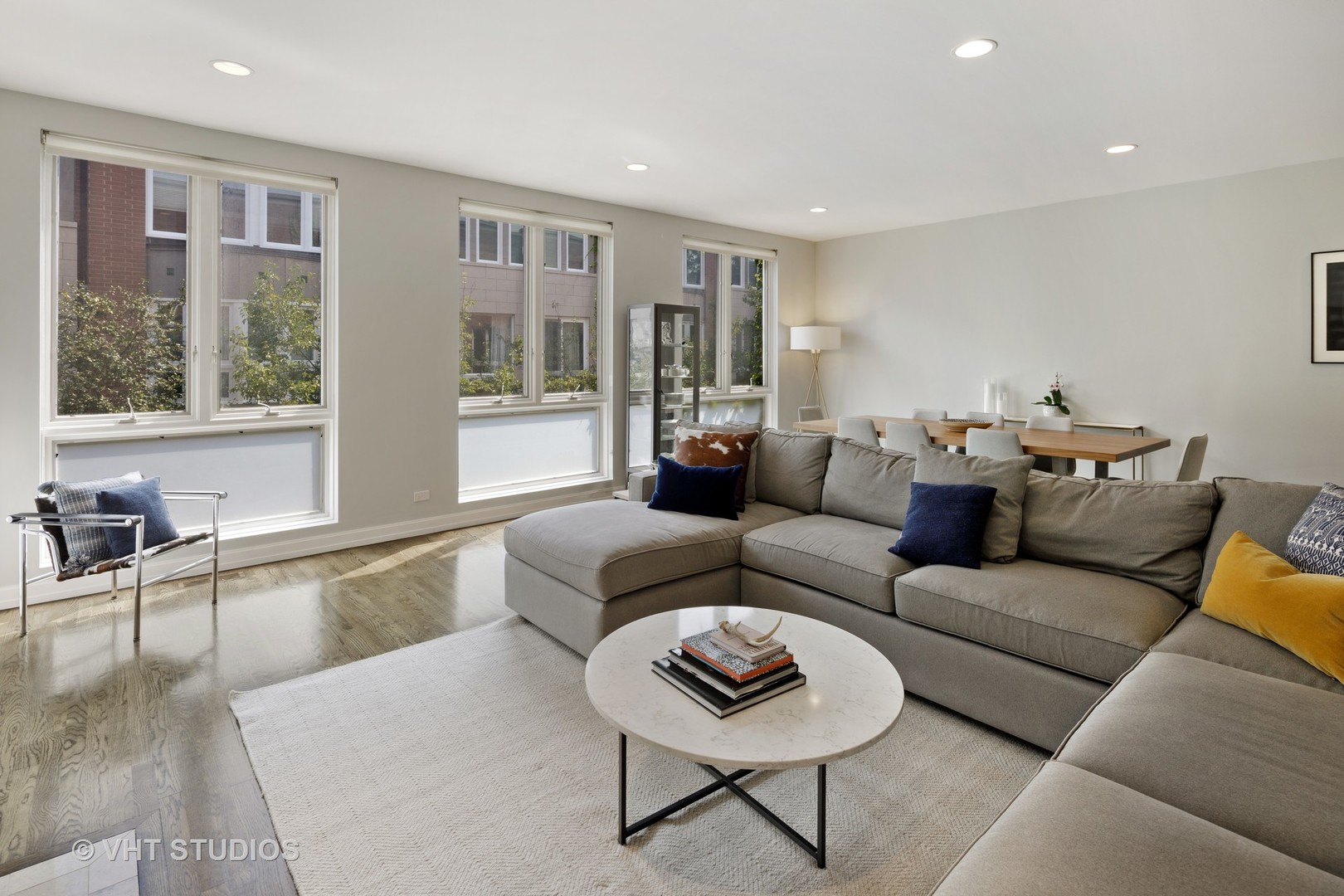 2673 North Greenview Avenue, Unit F Chicago, IL 60614 - Photo 3 of 23 a living room with furniture and a window