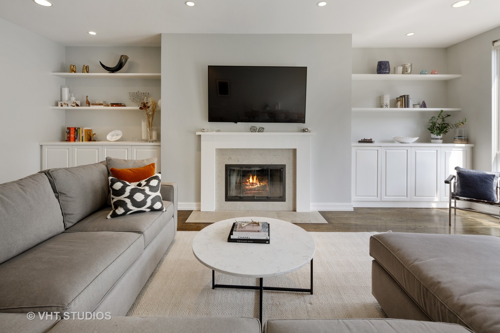 2673 North Greenview Avenue, Unit F Chicago, IL 60614 - Photo 4 of 23 a living room with furniture and a flat screen tv