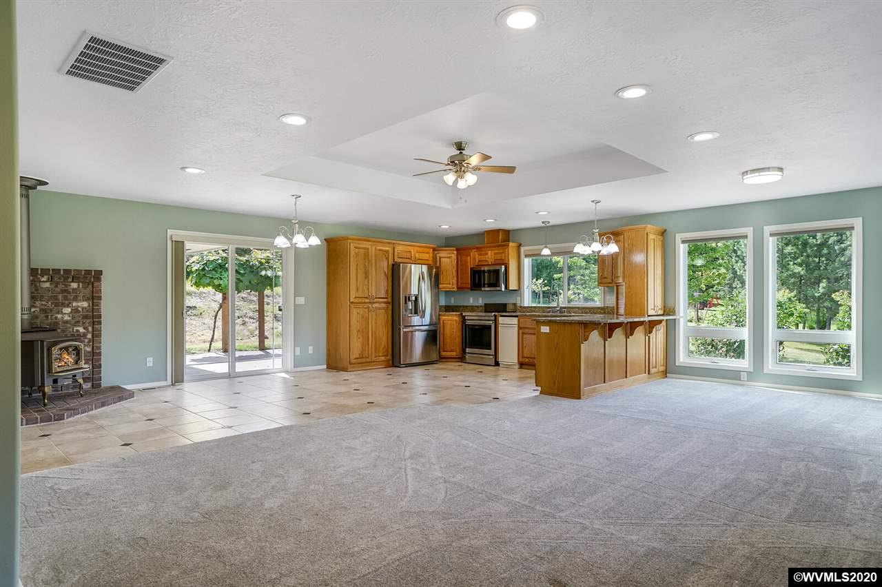 15235 Strong Road Dallas, OR 97338 - Photo 4 of 41