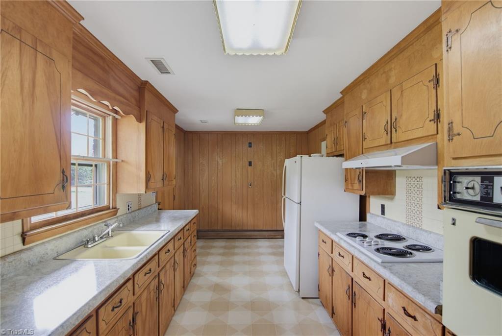 8003 Clinard Farms Road High Point, NC 27265 - Photo 3 of 40