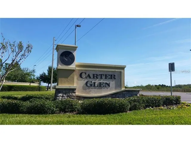 a black and white photo of a building