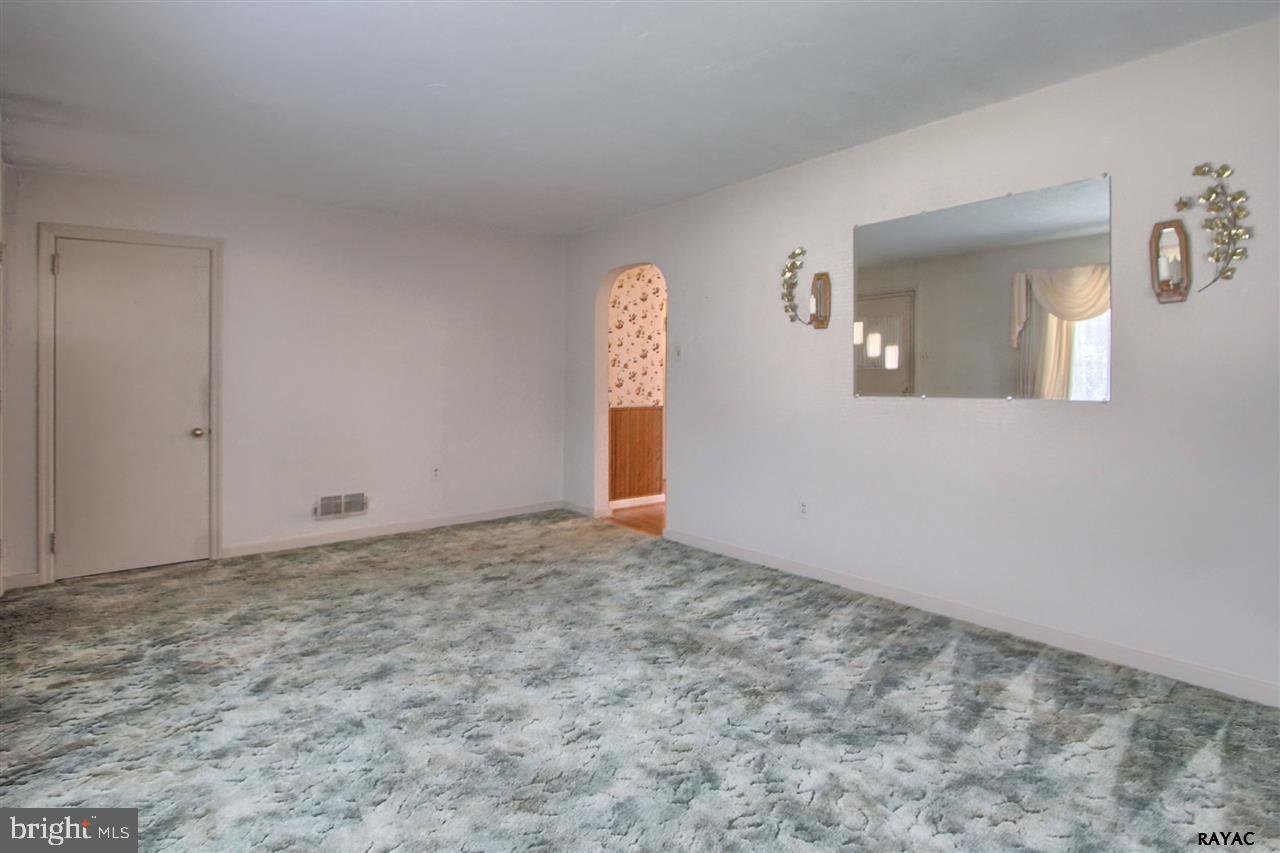 303 Maywood Road York, PA 17402 - Photo 5 of 30 Gallery Image 5