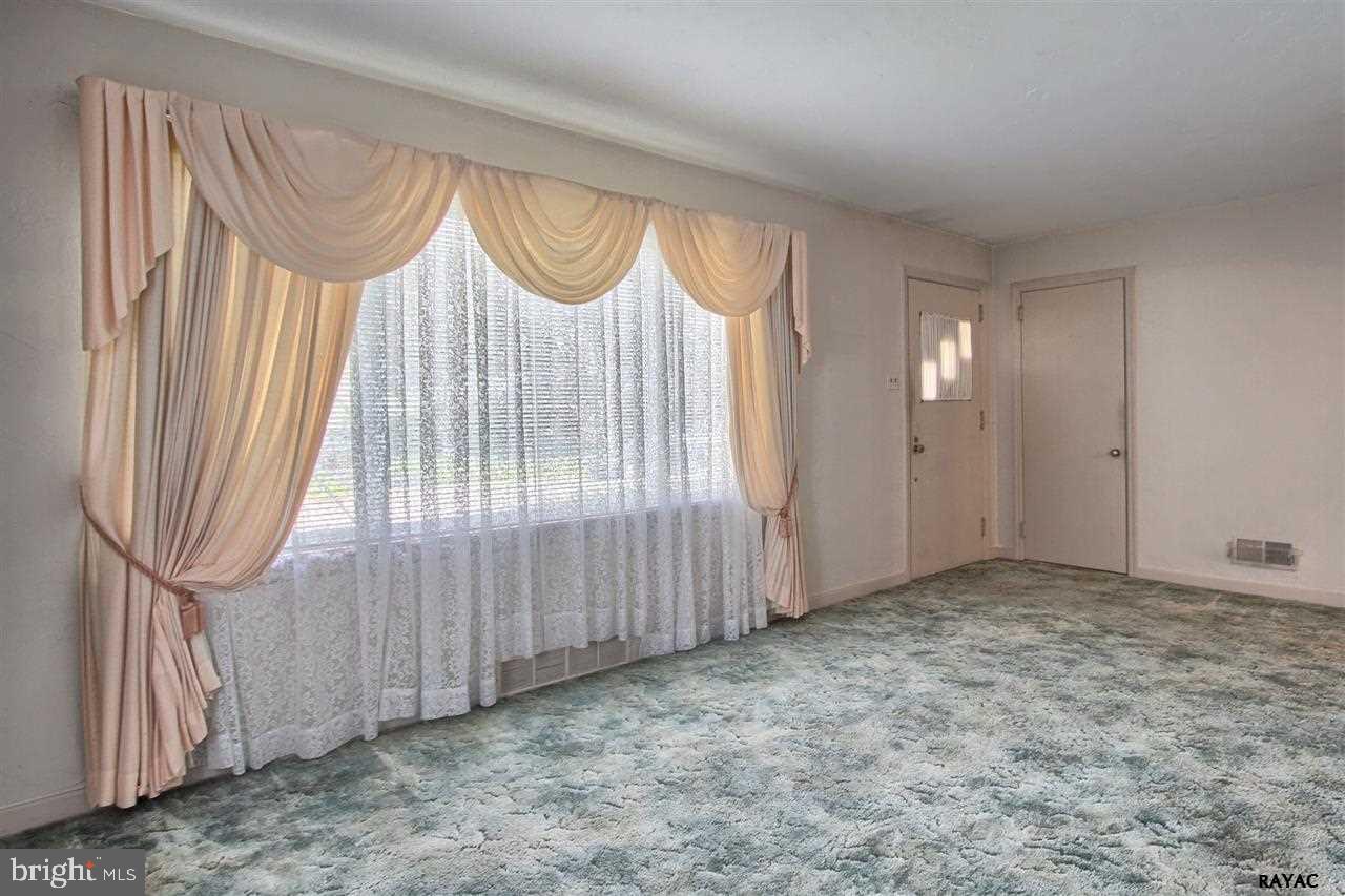303 Maywood Road York, PA 17402 - Photo 6 of 30 Gallery Image 6