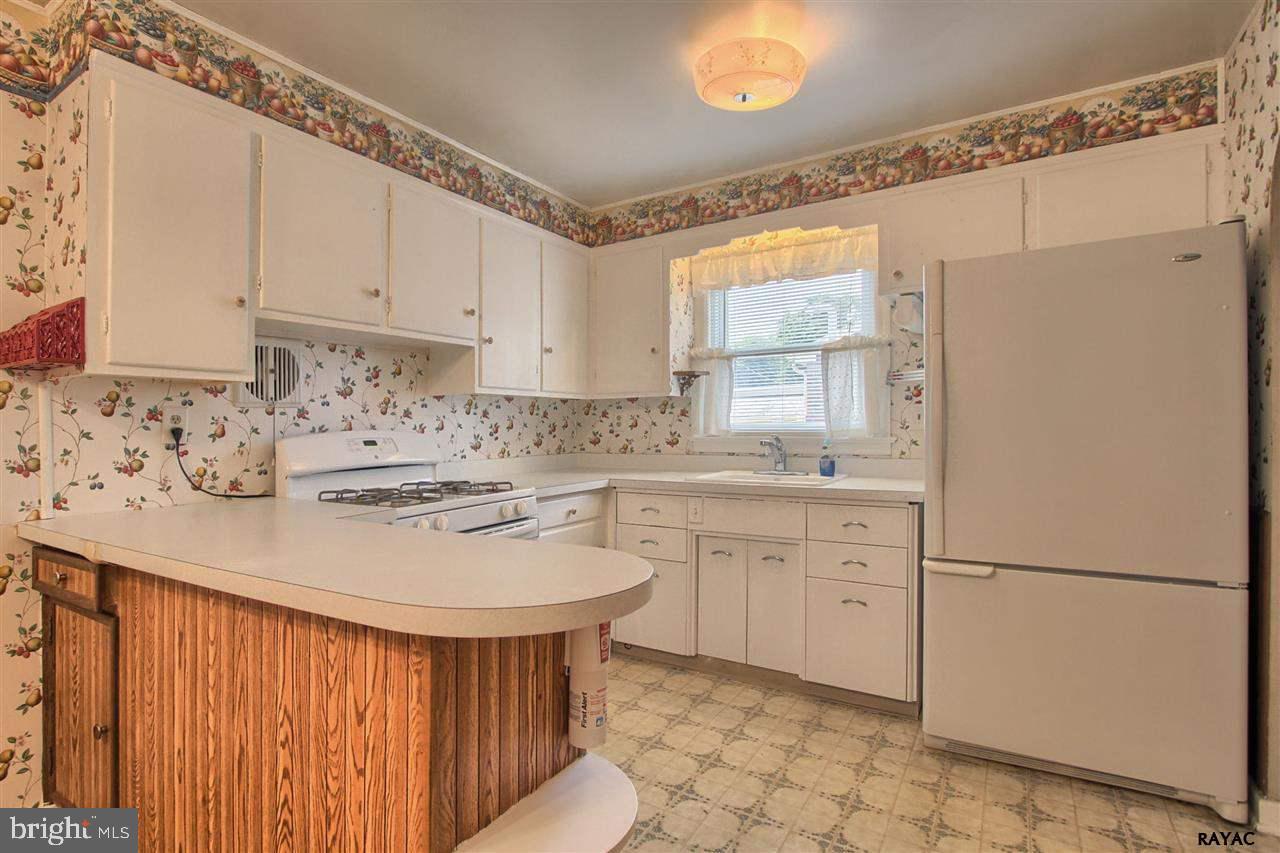 303 Maywood Road York, PA 17402 - Photo 8 of 30 Gallery Image 8