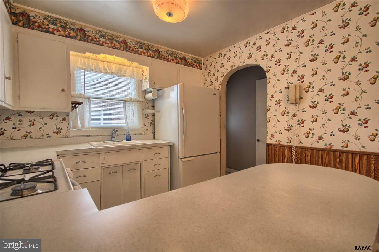 303 Maywood Road York, PA 17402 - Photo 9 of 30 Gallery Image 9