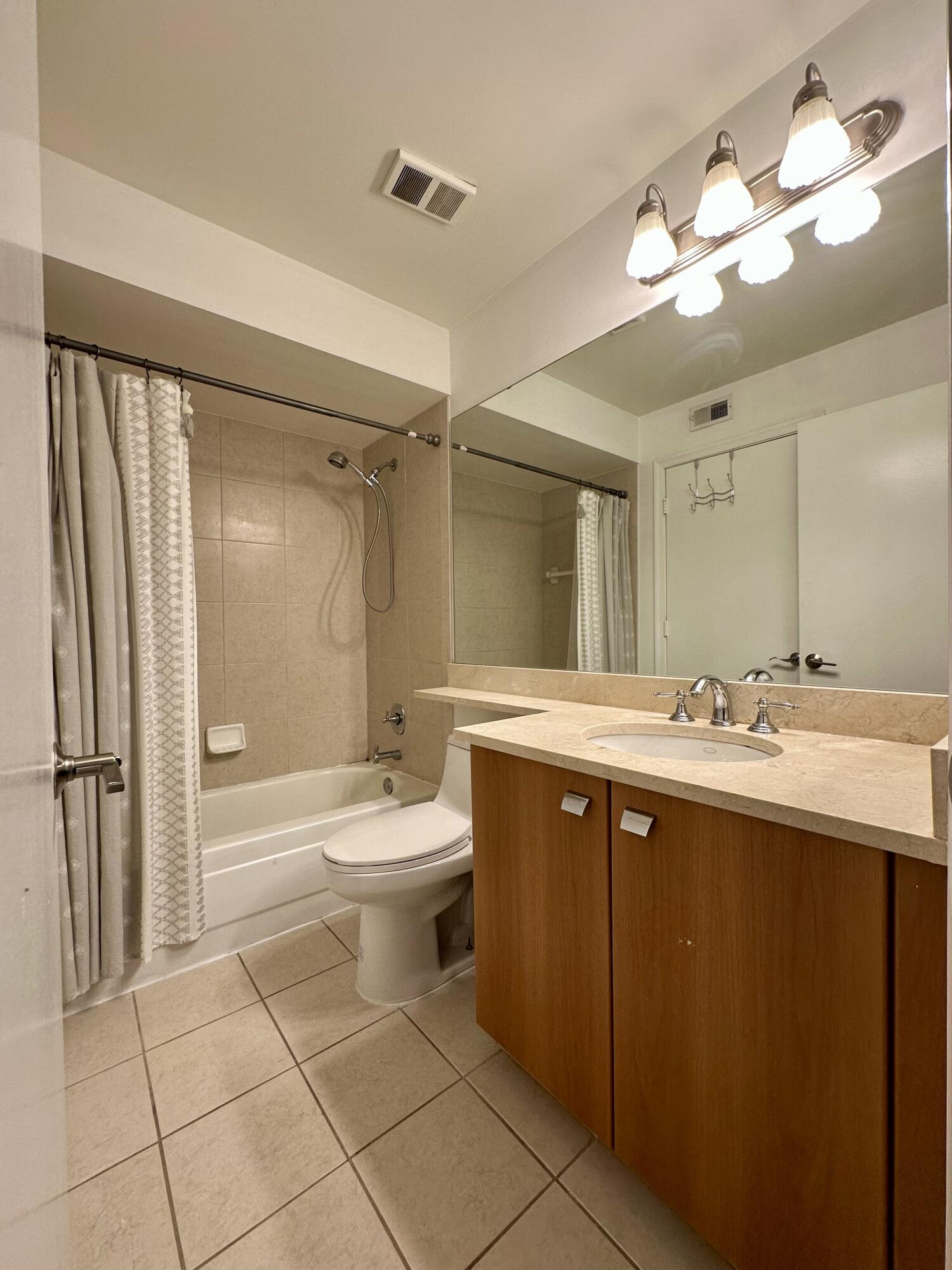1050 Crystal Way, Unit H Delray Beach, FL 33444 - Photo 20 of 41 BahiaBathroom2