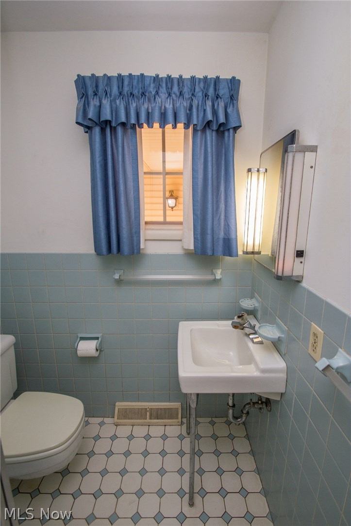 6900 Archwood Road Independence, OH 44131 - Photo 10 of 25 1st floor full bath