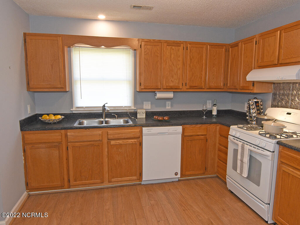 5201 Lord Tennyson Road Wilmington, NC 28405 - Photo 11 of 20 Kitchen 2
