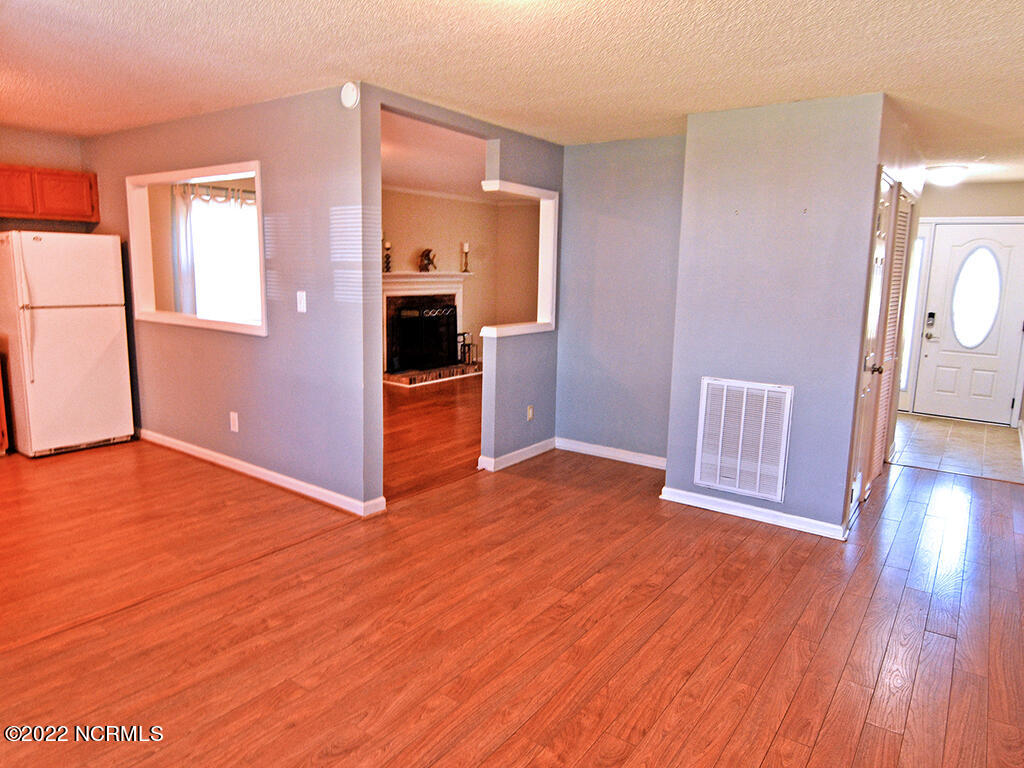 5201 Lord Tennyson Road Wilmington, NC 28405 - Photo 9 of 20 Living Area