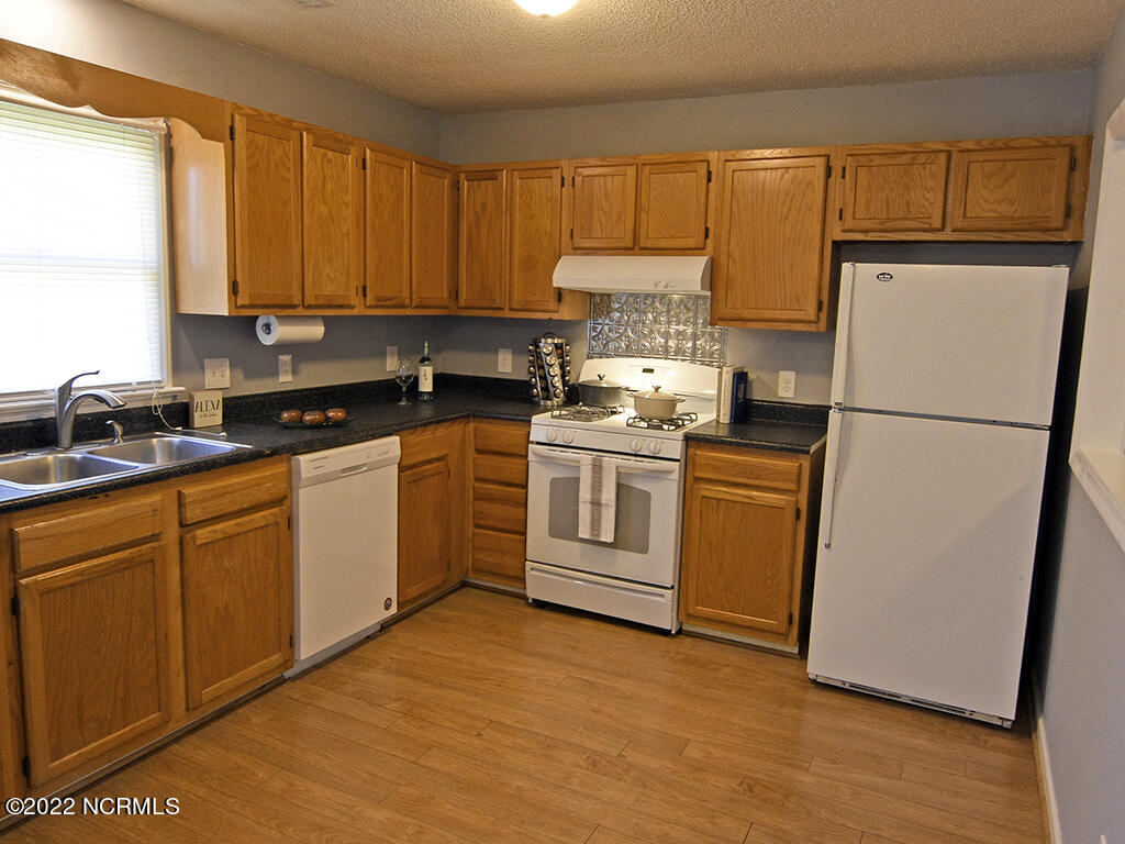 5201 Lord Tennyson Road Wilmington, NC 28405 - Photo 10 of 20 Kitchen