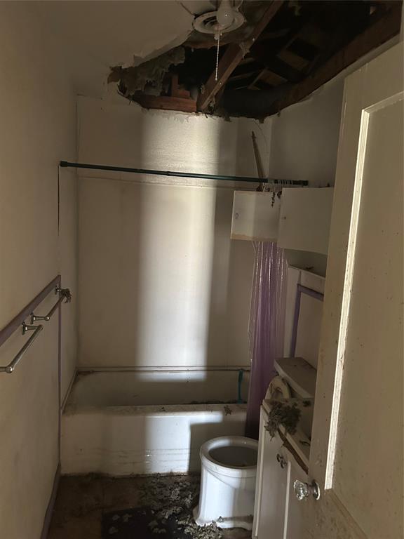 509 Allen Avenue Bonham, TX 75418 - Photo 8 of 9 Full bath featuring shower / bath combination with curtain and vanity