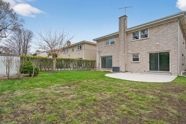 a view of a house with a backyard